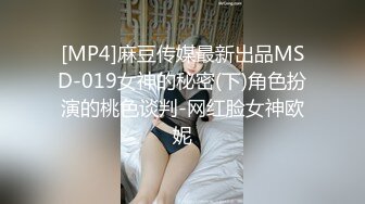 颜值很高也很可爱的白妹 看后面摆着不少书因该还是学生 也是被无套猛插 内射 精液都流出来了